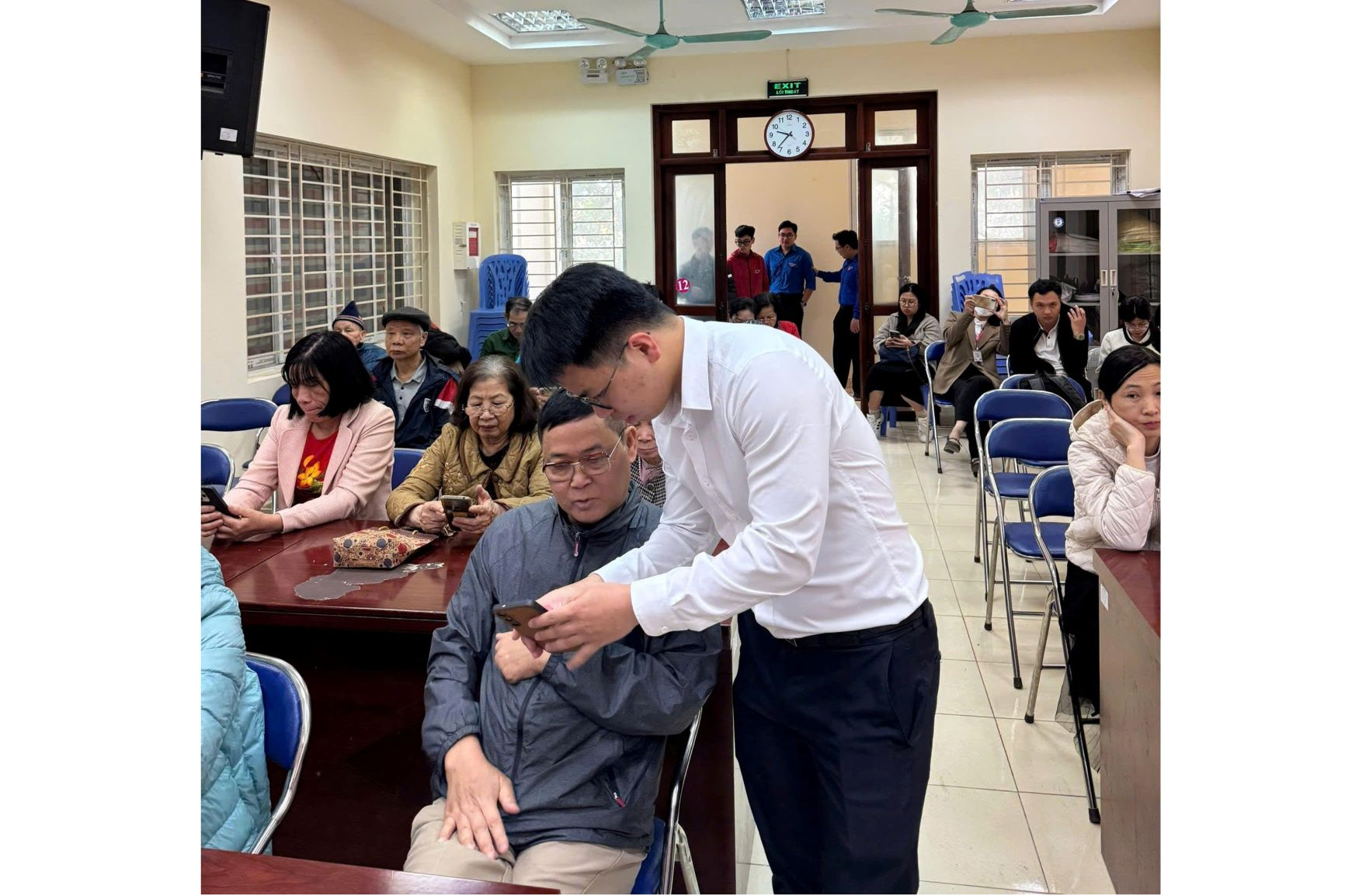 Lớp “bình dân học vụ số” của thầy giáo trẻ